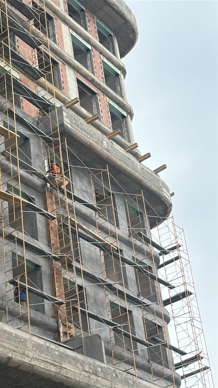 Échafaudage sur façade d'immeuble en construction — TOUITIGROUP