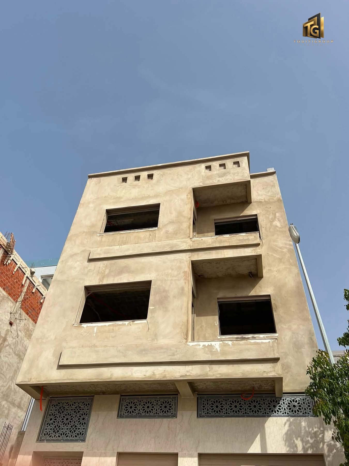 Immeuble avant la finition de façade — TOUITIGROUP